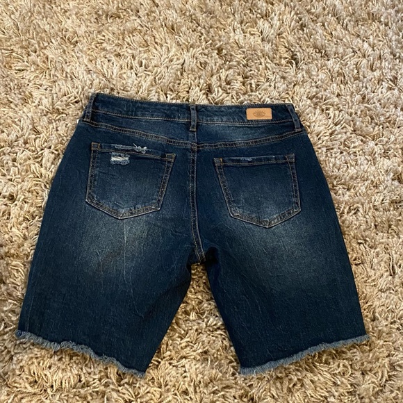 Sofia Vergara mid rise Bermuda distressed jean shorts size 2 - Picture 3 of 14